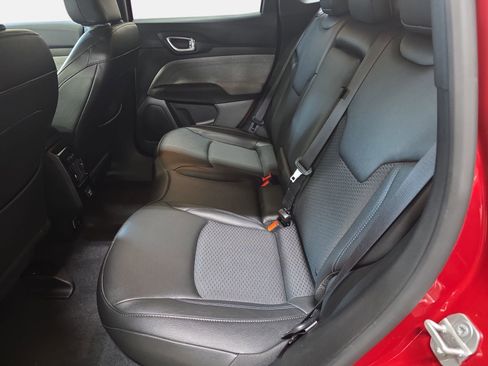 Used 2025 Jeep Compass Latitude AWD/4WD image 14