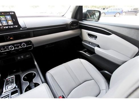Used 2023 Honda Pilot Touring image 9