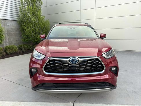 Used 2022 Toyota Highlander Platinum AWD/4WD image 2