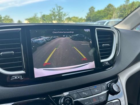 Used 2024 Chrysler Pacifica Touring-L FWD image 17