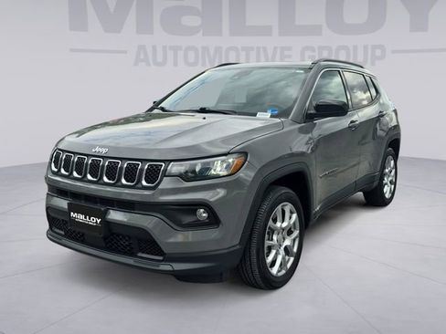 Used 2024 Jeep Compass Latitude w/ Sun and Sound Group AWD/4WD image 1