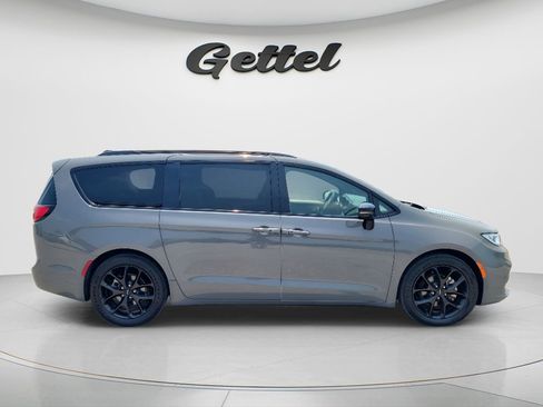 Used 2025 Chrysler Pacifica Limited FWD image 4