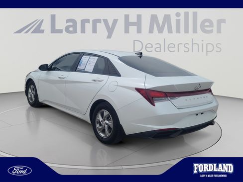 Used 2022 Hyundai Elantra SE FWD image 3