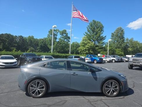Used 2024 Toyota Prius XLE FWD image 9
