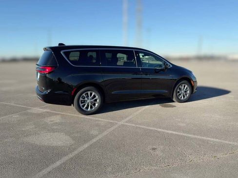 New 2026 Chrysler Pacifica Limited image 13