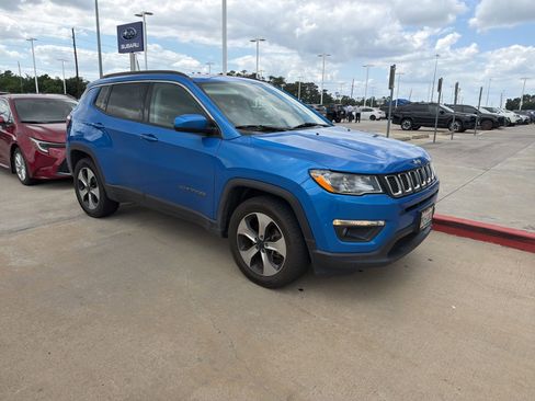 Used 2017 Jeep Compass Latitude w/ Popular Equipment Group AWD/4WD image 2