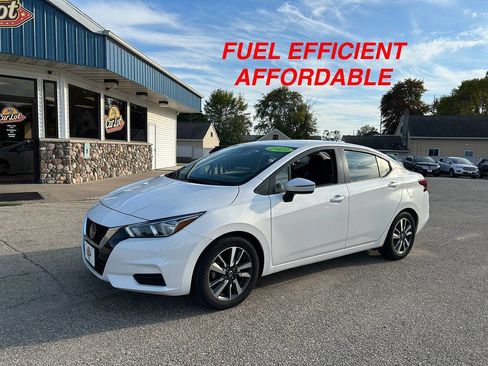 Used 2021 Nissan Versa SV image 2