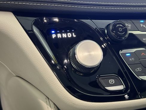 Used 2022 Chrysler Pacifica Limited w/ Uconnect Theater Family Group FWD image 23