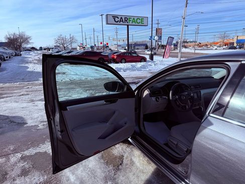 Used 2017 Volkswagen Passat 1.8T S image 16