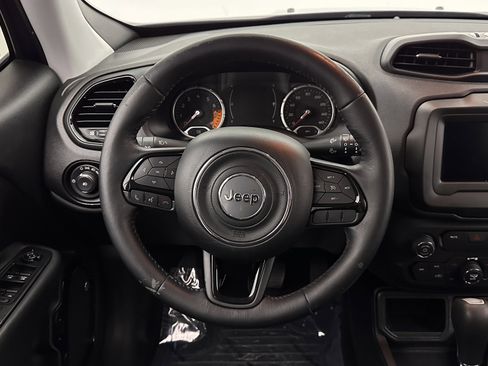 Used 2018 Jeep Renegade Altitude w/ Safety & Security Group FWD image 24