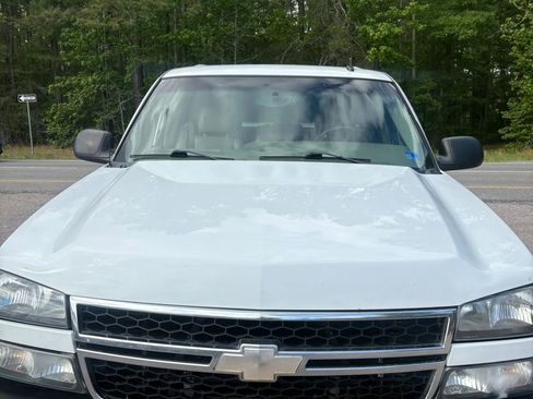 Used 2006 Chevrolet Silverado 2500 LT w/ Heavy-Duty Power Package AWD/4WD image 11