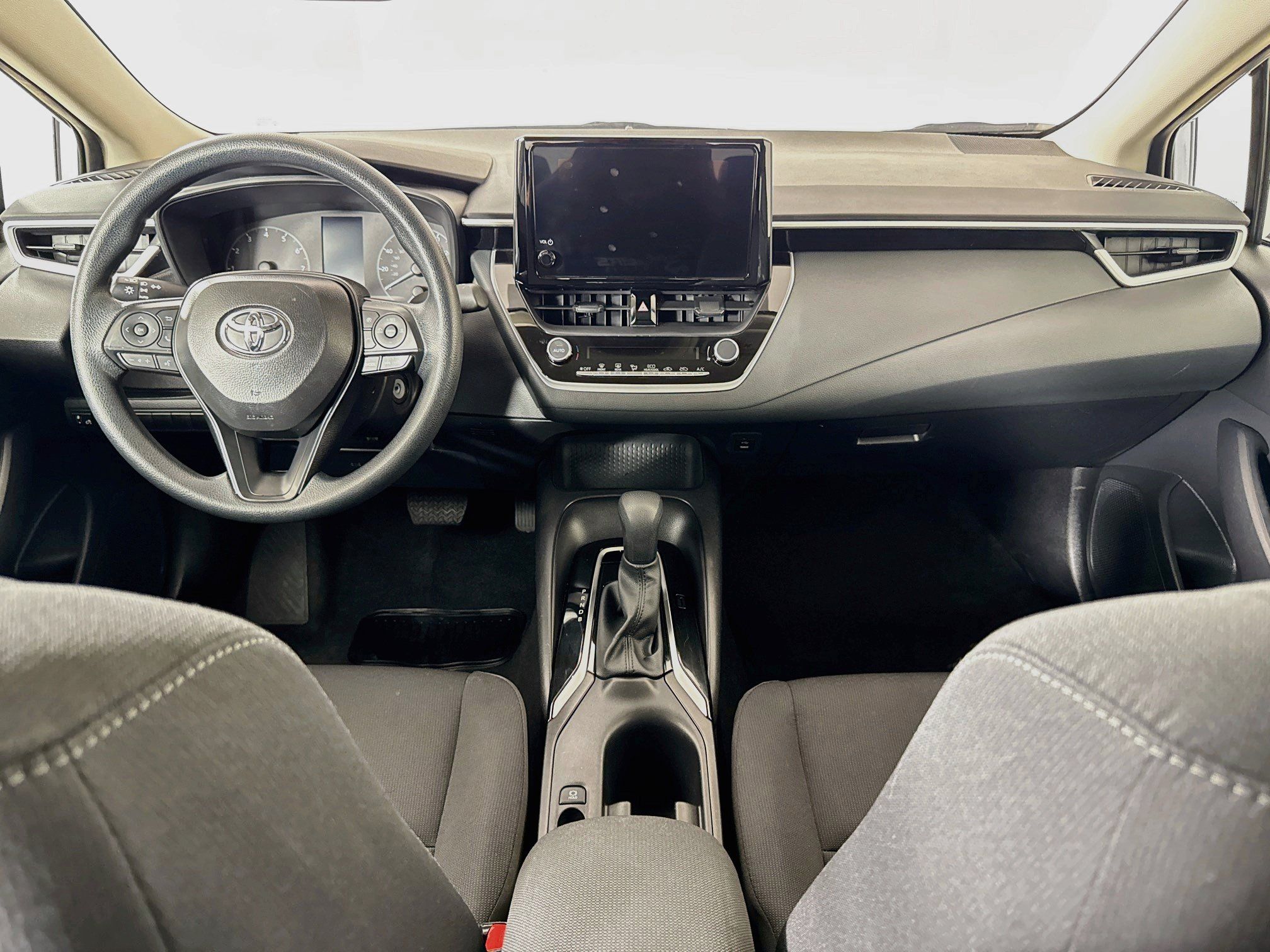 Used 2025 Toyota Corolla LE FWD image 3