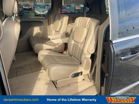 Used 2016 Chrysler Town & Country Touring image 28
