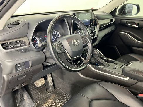 Used 2021 Toyota Highlander XLE image 28
