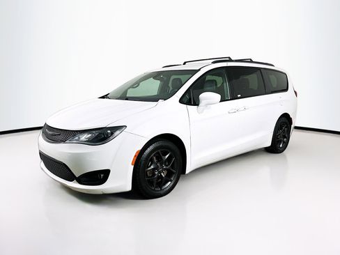Used 2018 Chrysler Pacifica Touring-L w/ Premium Audio Group image 3