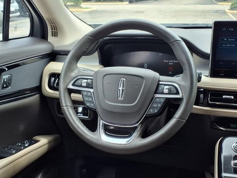 Used 2023 Lincoln Nautilus AWD image 9