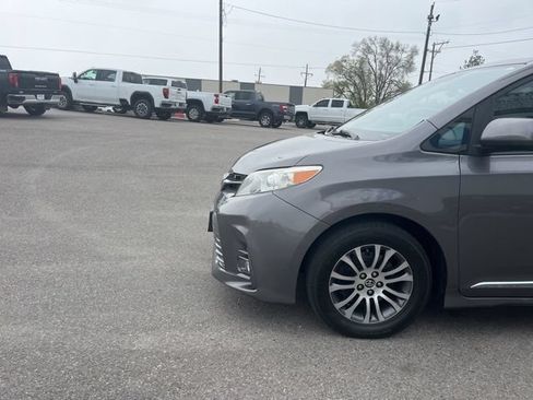 Used 2019 Toyota Sienna XLE w/ XLE Navigation Package FWD image 7