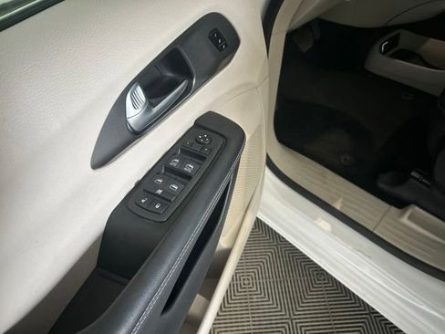 Used 2024 Chrysler Pacifica Touring-L FWD image 11
