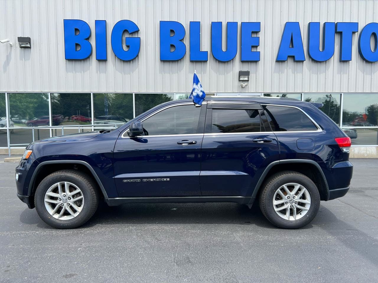 Used 2018 Jeep Grand Cherokee Laredo AWD/4WD image 2