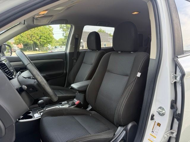 Used 2017 Mitsubishi Outlander SEL AWD/4WD image 13