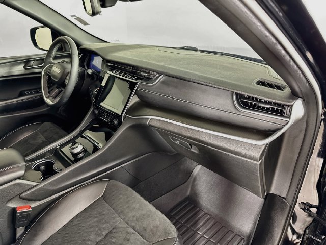 Used 2024 Jeep Grand Cherokee Altitude AWD/4WD image 32