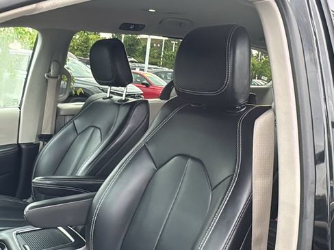 Used 2023 Chrysler Pacifica Touring-L FWD image 11