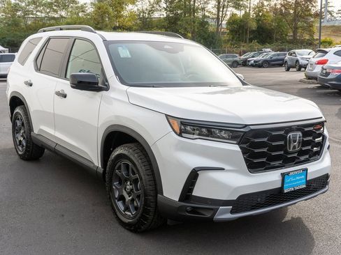 New 2025 Honda Pilot TrailSport image 4