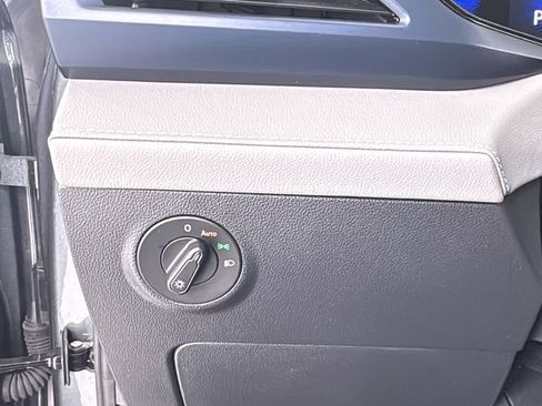 Used 2024 Volkswagen Taos SE w/ Panoramic Sunroof Package image 34