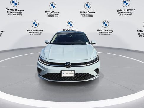 Used 2025 Volkswagen Jetta SE FWD image 3