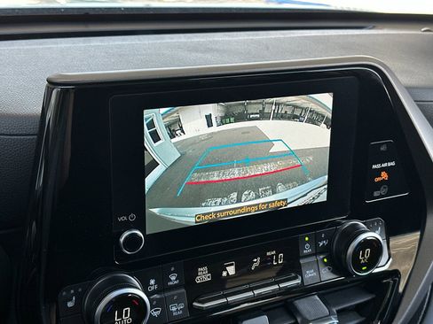 Used 2025 Toyota Highlander XLE FWD image 19