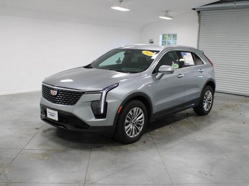 Used 2024 Cadillac XT4 Premium Luxury image 4