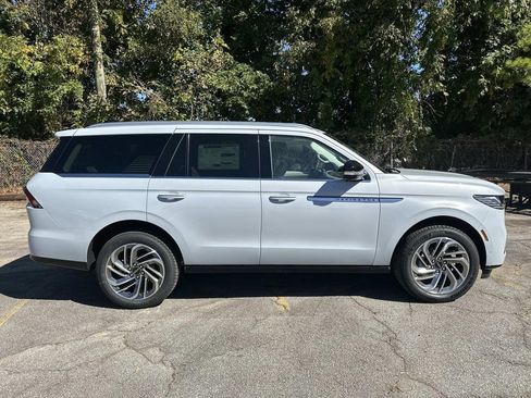New 2025 Lincoln Navigator Reserve image 8