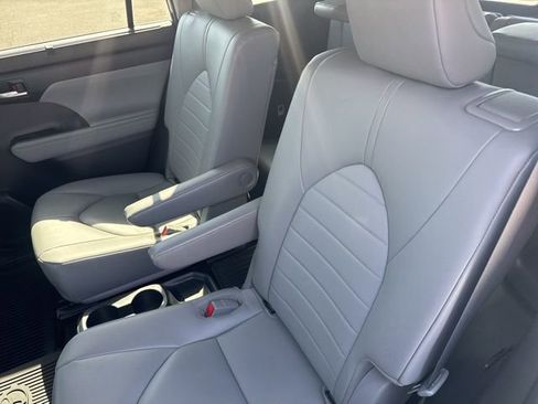 Used 2023 Toyota Highlander XLE FWD image 19