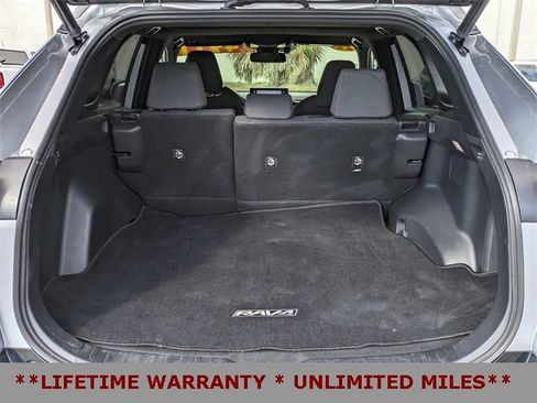Used 2022 Toyota RAV4 SE image 14
