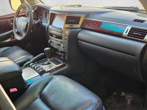Used 2013 Lexus LX 570 4WD w/ Luxury Pkg w/Pre-crash image 23