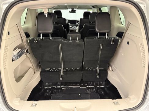 Used 2023 Chrysler Pacifica Touring-L FWD image 5