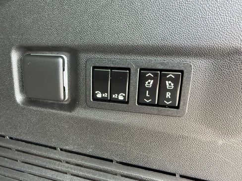 Used 2022 GMC Yukon XL Denali AWD/4WD image 22