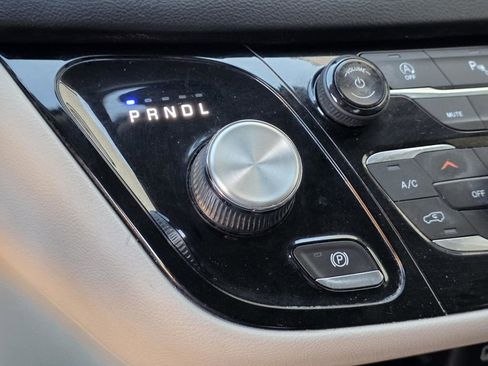 Used 2019 Chrysler Pacifica Touring-L image 22