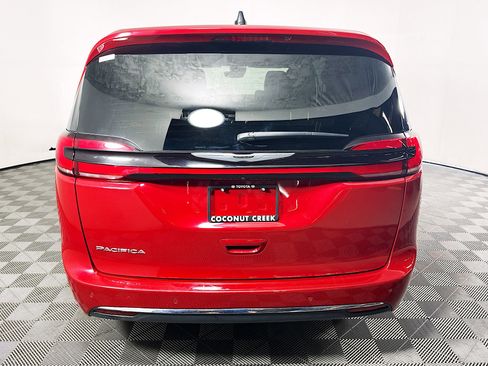 Used 2025 Chrysler Pacifica Select FWD image 4