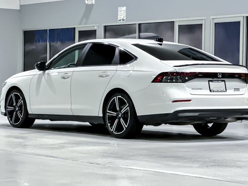 Used 2025 Honda Accord Sport image 3