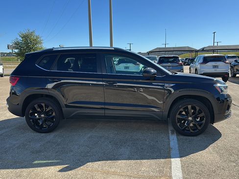 Used 2024 Volkswagen Taos SE w/ MDO Package image 9