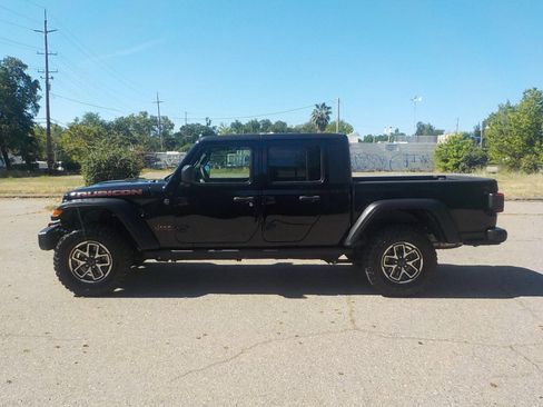 Used 2024 Jeep Gladiator Rubicon w/ Steel Bumper Group AWD/4WD image 9