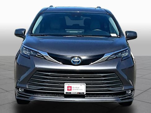 Certified 2025 Toyota Sienna XLE FWD image 3