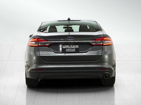 Used 2017 Ford Fusion SE w/ Fusion SE Technology Package FWD image 4