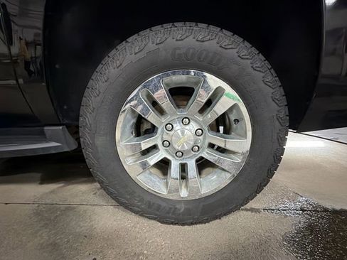 Used 2019 Chevrolet Suburban LT image 31