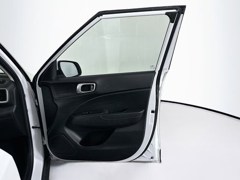 Used 2025 Hyundai Venue SEL image 31