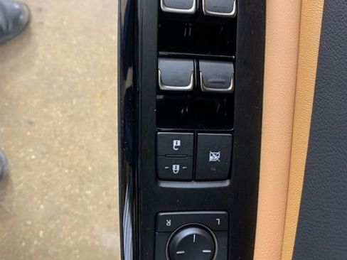 Used 2025 Lexus ES 300h w/ Premium Package image 17