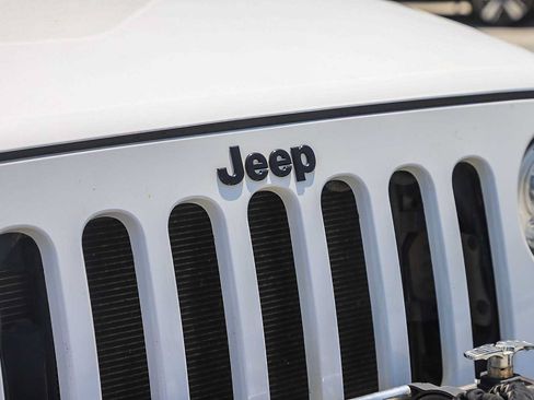 Used 2017 Jeep Wrangler Unlimited Sahara w/ Connectivity Group AWD/4WD image 5