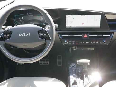 Certified 2024 Kia Niro EX Touring FWD image 20