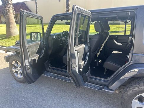 Used 2017 Jeep Wrangler Unlimited Sahara w/ Connectivity Group image 10